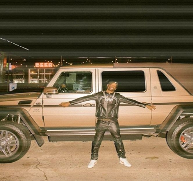 — „Ia uite unde.. Mă scuzaţi domnişoara scobitoare.” În aceeaşi manieră îi completează - 20 Goosebumps from your eyes