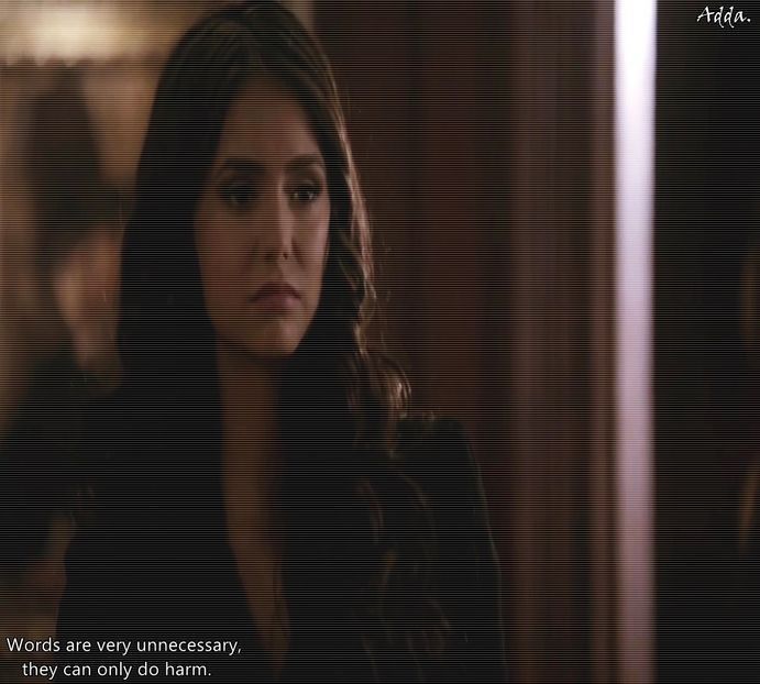 》#Câteva zile mai târziu, Thea se plimba prin centrul orașului privind luna plină pe cer, ascultând  - S01E02 x Postcards from the Edge