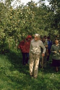 Heinz Erven alaturi de vizitatorii gradinii - Carti utile in gradina permacultura