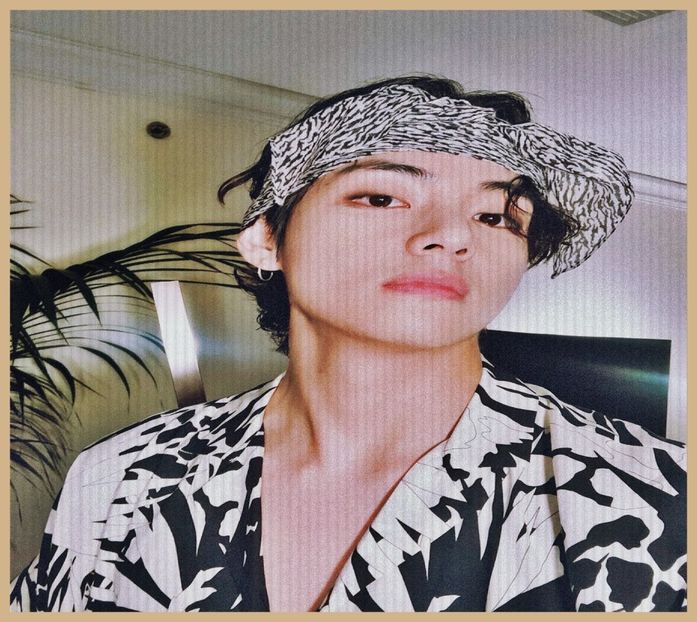 Day 2 (24-11-2020) - selfie - 03 - Kim Taehyung