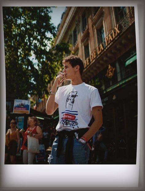 ˓0̣3̣ʳᵈ Ɲ̞.˒ Arón Piper smoking his heart out dans la ville de lʼamour. - Memory is the diary we carry inside