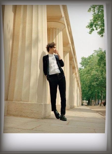 ˓1̣1̣ᵗʰ Ɲ̞.˒ Robert Sheehan captivated by a vague silhouette outside Amorino. - Memory is the diary we carry inside