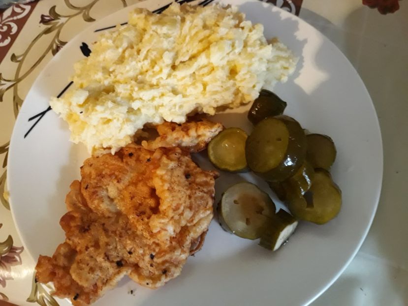 Piure de cartofi, snitel, castraveti murati - Retete 1