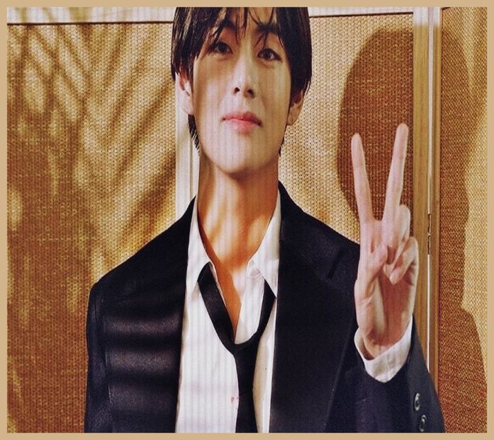 Day 19 (11-12-2020) - peace sign - 03 - Kim Taehyung