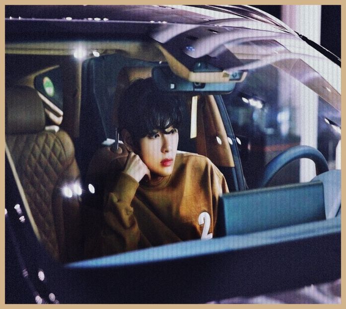 Day 21 (13-12-2020) - at the car - 03 - Kim Taehyung