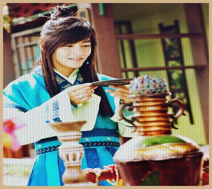 Day 22 (14-12-2020) - wearing sari - 03 - Kim Taehyung