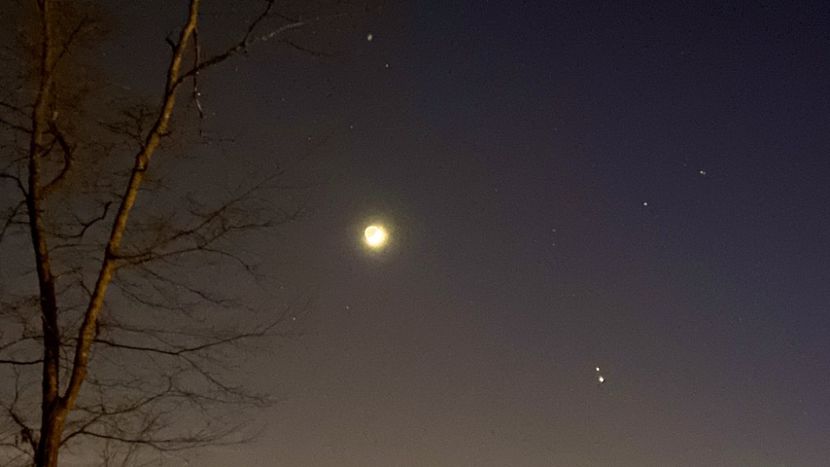 Luna noua in Varsator si conjunctia Jupiter-Saturn - Luna - Soarele si norii - 2