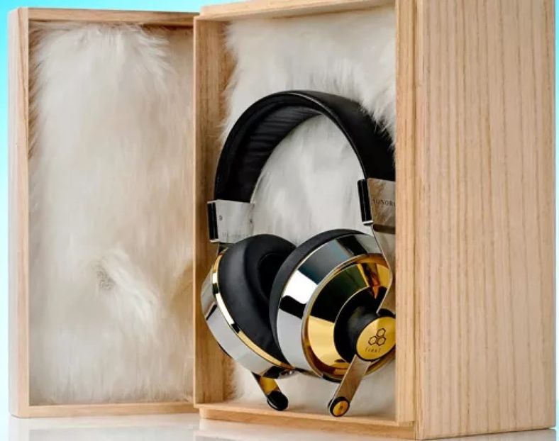 Travis Scott received these Sonorius X headphones from Aron Piper. - Secret Santa is coming to town