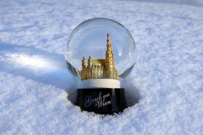 Bella received the snow globe he carefully chose when the gang went to the Xmas market, from Gizi. - Secret Santa is coming to town