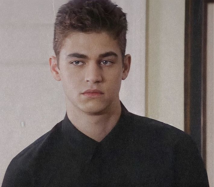 থৣĦғᴛ؟ℬᵉ̶̶ᵃ̶̶ᵘ̶̶ℛᵉ̶ᵍ̶ᵃ̶ʳ̶ᵈ͠ ༈٫ primeni. Cu paharul pironit în degete, ocupă micul spațiu rămas - the sixth destination is in Zermatt