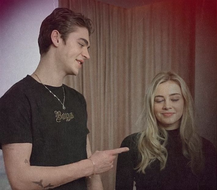 থৣĦғᴛ؟ℬᵉ̶̶ᵃ̶̶ᵘ̶̶ℛᵉ̶ᵍ̶ᵃ̶ʳ̶ᵈ͠ ༈٫ Începu a inventaria ornamentația festivă: perdeaua, căminul, tablou - the sixth destination is in Zermatt