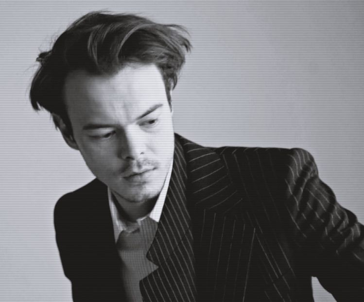 ¹ ∙ͅ●̤̈̇·̣̇　̾ ;˛ Dar figura i se schimbă, i se întunecă; devine îngrijorat. Grăbit, ajunge-n spatele - the sixth destination is in Zermatt