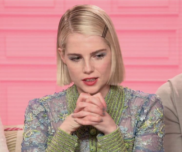 ⌮˒♥˓ Iṇ꒒ục̣y’s⋅⁽ẅöṛdṡ⁾... 　‰ː  lângă foc; îşi mirosea ceaşca de ceai. Nu găsea ce să - the sixth destination is in Zermatt