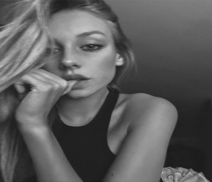 ╰　·• Descinde scările, trăgându-și ulterior mânecile deja lungi ale puloverului de lână - the sixth destination is in Zermatt