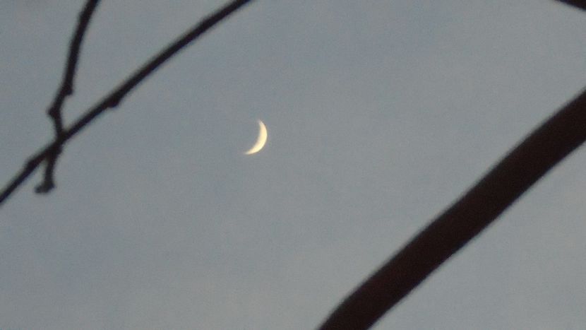 Luna noua in Pesti - Luna - Soarele si norii - 2