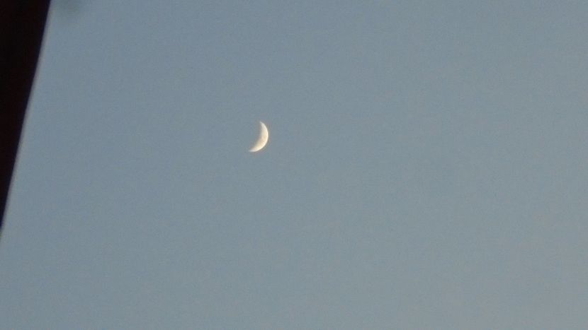 Luna in crestere in Pesti - Luna - Soarele si norii - 2