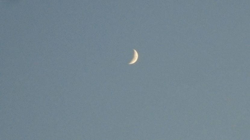 Luna in crestere in Pesti - Luna - Soarele si norii - 2