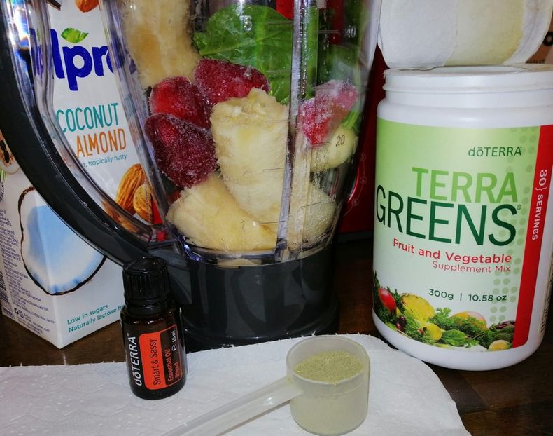 smoothie cu banane, căpșuni, baby spanac, lapte de cocos și migdale, plus o doză de #TerraGreens. - A1 uleiuri esentiale Doterra