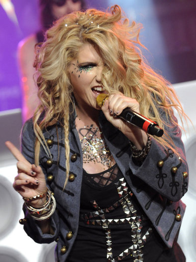 kesha_rocks_it_out_live - Kesha