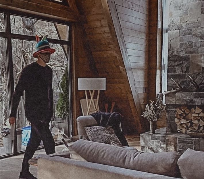 থৣĦғᴛ؟ℬᵉ̶̶ᵃ̶̶ᵘ̶̶ℛᵉ̶ᵍ̶ᵃ̶ʳ̶ᵈ͠ ༈٫ îi zvâcneau în reminiscență. Pe măsuță, era cuibărită gazeta - the sixth destination is in Zermatt