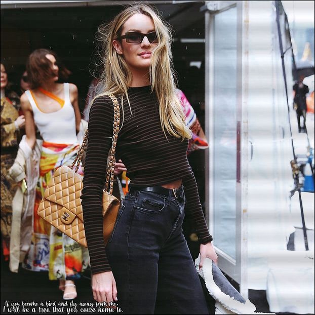 ☇.ᵗʰᵉ̣ṃ̣ẹ̣ṛ̣ṃ̣ạ̣ịḍ❀ƨɘilɟ.ϟ;. Pășește în living. Interiorul abia se deslușea sub lucirea - the sixth destination is in Zermatt