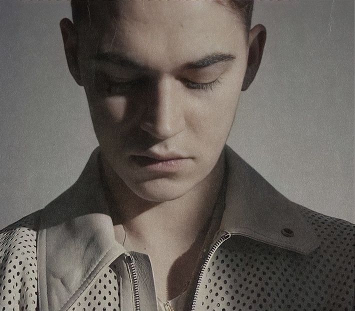 থৣĦғᴛ؟ℬᵉ̶̶ᵃ̶̶ᵘ̶̶ℛᵉ̶ᵍ̶ᵃ̶ʳ̶ᵈ͠ ༈٫ Îi bănui istorisirea fictivă, așa că își alătură la rândul său varian - the sixth destination is in Zermatt