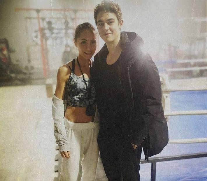 থৣĦғᴛ؟ℬᵉ̶̶ᵃ̶̶ᵘ̶̶ℛᵉ̶ᵍ̶ᵃ̶ʳ̶ᵈ͠ ༈٫ odaie spre tabloul electric. Mâinile îi întârziau printre fleacurile - the sixth destination is in Zermatt