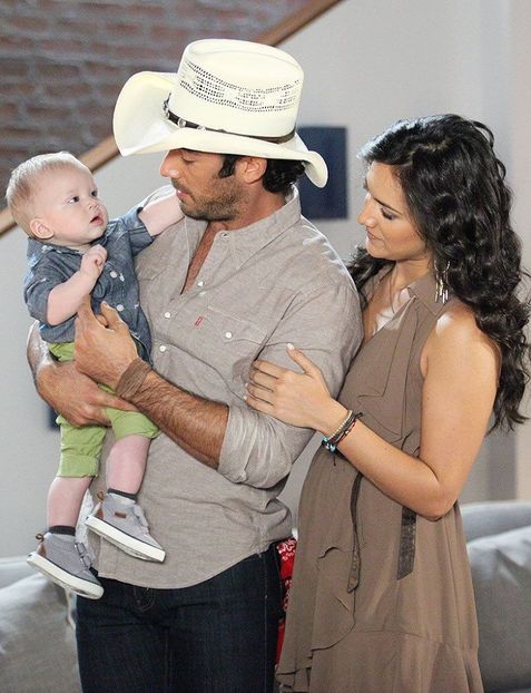 Sofia y Arturo con su hijo - Tierra de Reyes