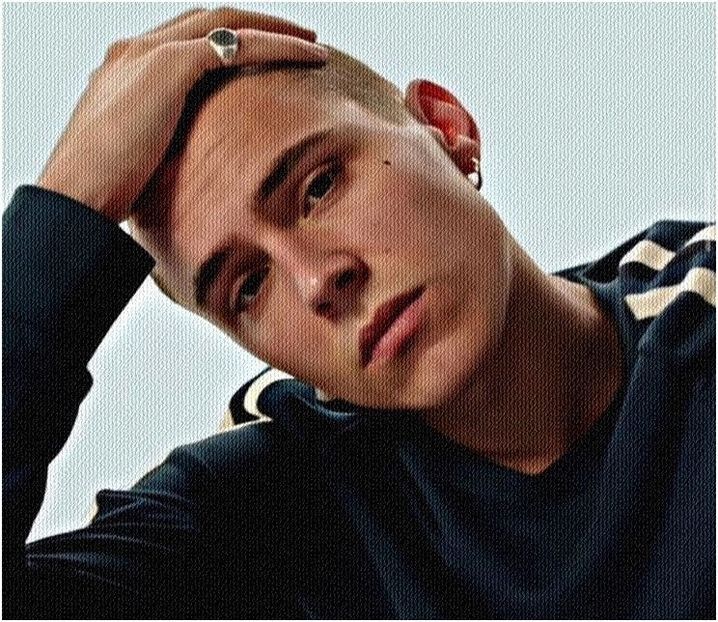 ঌ※☽.; pe care era așezată cabana. Se situă în șezut pe o margine de piatră, iar dedesubt se - the sixth destination is in Zermatt