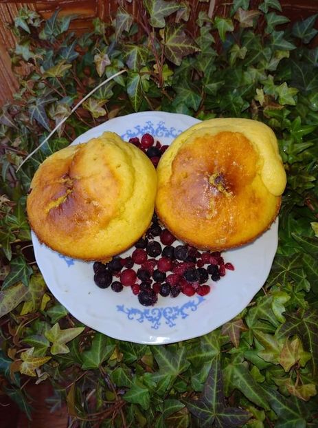  - Muffins cu fructe de padure