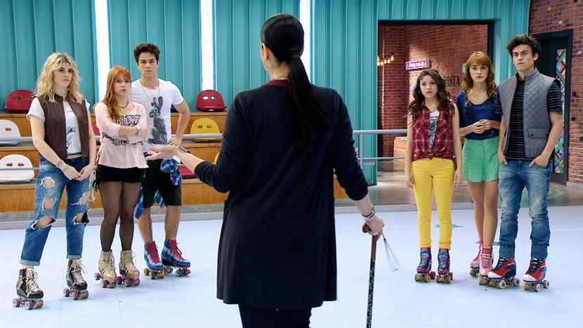 Juliana y el equipo de Jam and Roller - Soy Luna