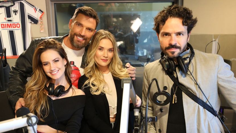 Carlos, Victoria, Sofia, Roberto - Por amar sin ley