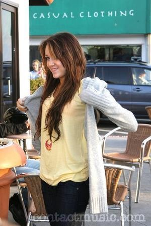 miley_cyrus_shopping_in_malibu_1813103 - z-Miley Cyrus