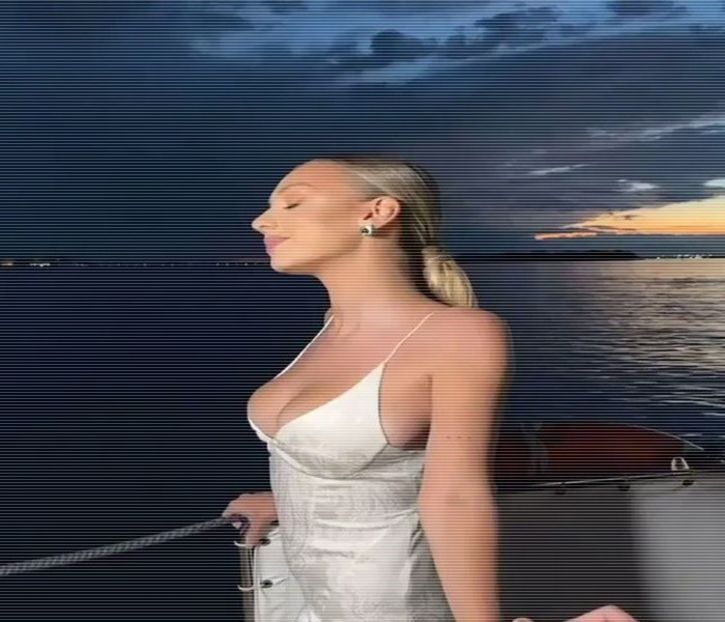 ╰　·• irișilor lui Aron, oferindu-i un zâmbet candid. Își desprinse buzele, însă intenția-i - time to go cruising down the 8th