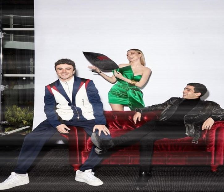 ╰　·• Ester inspiră adânc, însă plămânii i se umpleau de-un aer greoi; greoi din alte - time to go cruising down the 8th