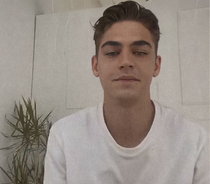 থৣĦғᴛ؟ℬᵉ̶̶ᵃ̶̶ᵘ̶̶ℛᵉ̶ᵍ̶ᵃ̶ʳ̶ᵈ͠ ༈٫ El era în pragul camerei; împletea în sul un hebdomadar vechi, pe - time to go cruising down the 8th