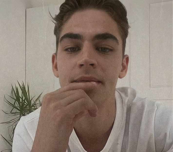 থৣĦғᴛ؟ℬᵉ̶̶ᵃ̶̶ᵘ̶̶ℛᵉ̶ᵍ̶ᵃ̶ʳ̶ᵈ͠ ༈٫ Policandrele aruncau pete de lumină, reliefând diverse profiluri și - time to go cruising down the 8th