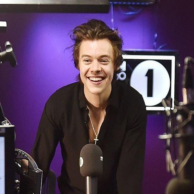 (râde în hohote&își termină cocktailul apoi iese&merge în cameră după - LD - Episodul 5