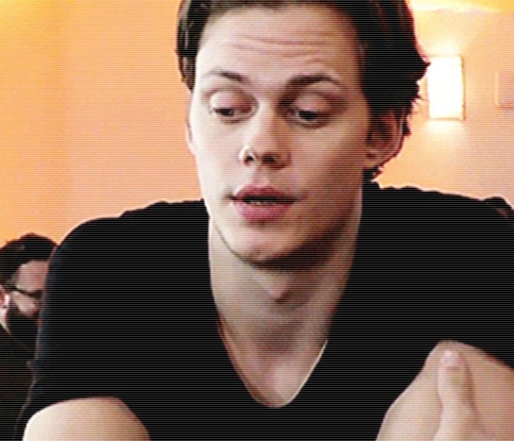 ⭒　　 ̠̕✺ ̭̄ ; Remarcă cum, pe sub nedesluşirea deasă, umbrită şi încovoiată a genelor, pieziş, - time to go cruising down the 8th