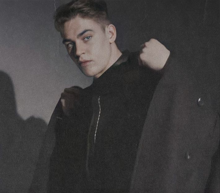 থৣĦғᴛ؟ℬᵉ̶̶ᵃ̶̶ᵘ̶̶ℛᵉ̶ᵍ̶ᵃ̶ʳ̶ᵈ͠ ༈٫ Rămase țintuit locului, cu celălalt braț îmbrățișat la piept. O - time to go cruising down the 8th