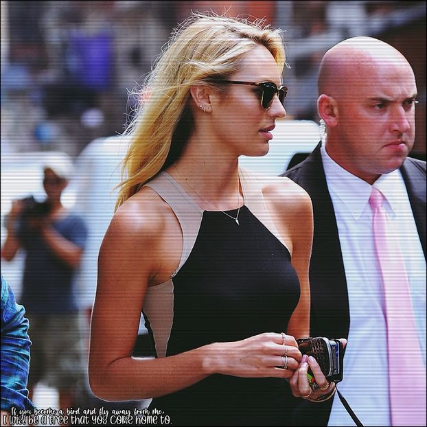 ☇.ᵗʰᵉ̣ṃ̣ẹ̣ṛ̣ṃ̣ạ̣ịḍ❀ƨɘilɟ.ϟ;. priviri sub formă de săgeți. Apoi, coada stufoasă ce se leagănă - time to go cruising down the 8th