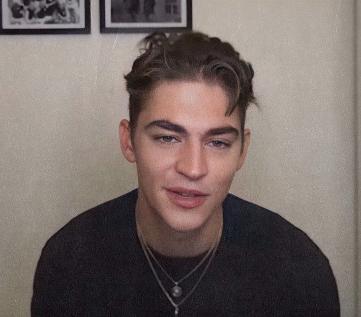 থৣĦғᴛ؟ℬᵉ̶̶ᵃ̶̶ᵘ̶̶ℛᵉ̶ᵍ̶ᵃ̶ʳ̶ᵈ͠ ༈٫Silueta-i ascuțită, de culoarea cernelii, desena zigzaguri în valurile - time to go cruising down the 8th