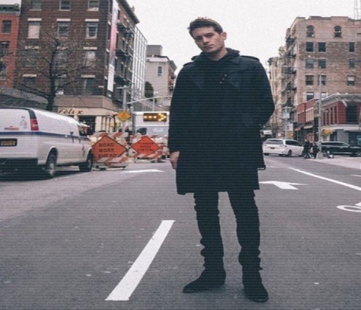 ̷͡︽.　·	acolo. Își arcuiește sprânceana dinspre el. „Nu.”, răspunde sec, dar genuin și concis. - time to go cruising down the 8th