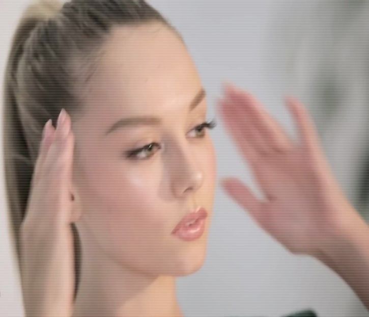 ╰　·•  Compania ce îi torcea acum în poală asigură un zâmbet slab, dar aproape perpetuu, pe buzele ei - time to go cruising down the 8th