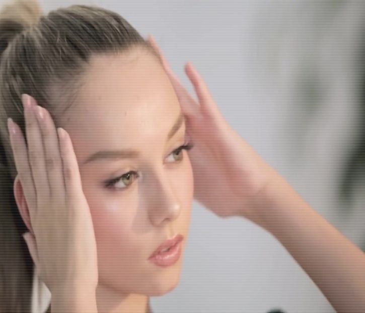 ╰　·•  -ții, ci și la săgețile ce zburau, Ester încercând să rămână cu grație în afara razelor lor. - time to go cruising down the 8th