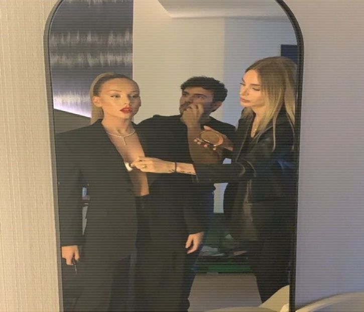 ╰　·• Sprâncenele îi sunt ușor înălțate, jocul pasând pentru prima dată pe un plan secund - time to go cruising down the 8th