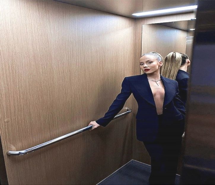 ╰　·• ei își scutură lejer capul, șuvițele blonde gâdilându-i umerii dezgoliți. Lasă jos un - time to go cruising down the 8th