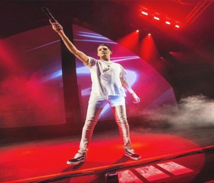 ̷͡︽.　· nu ar trebui să vă schingiuiesc timpanele.. prea mult.”, chicotește, amuzându-l și - time to go cruising down the 8th