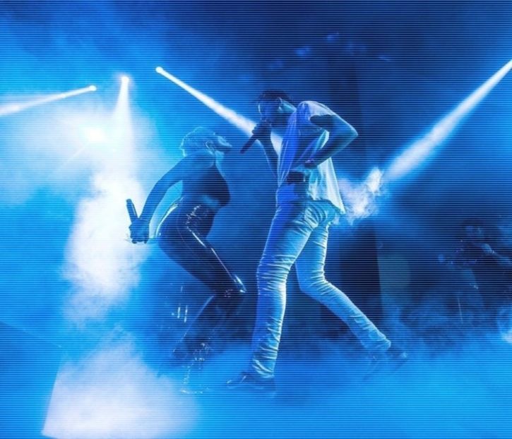 ̷͡︽.　· molcom, iar el începu să cânte, oarecum sfios în primă fază; și nu, nu pentru că nu - time to go cruising down the 8th