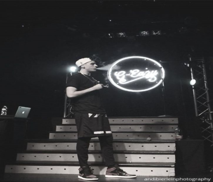 ̷͡︽.　· se reîntoarce-n portul abandonat momentan mai devreme. Când se apropie de refren - time to go cruising down the 8th